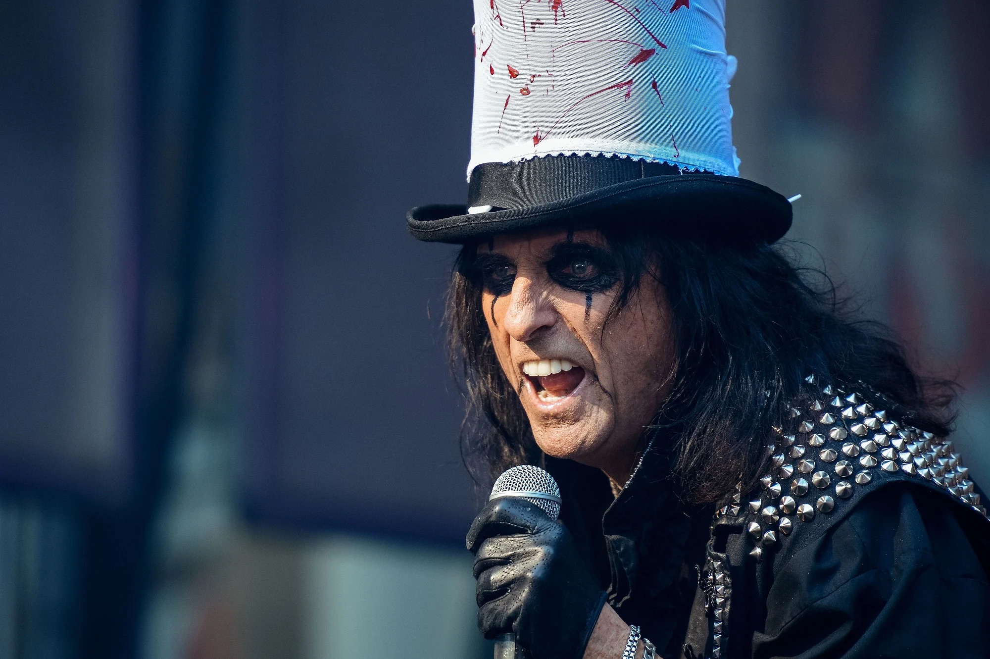 Alice Cooper's net worth in 2025 revealed—detailed breakdown of his earnings, career, real estate, and business ventures.